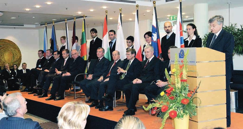 Euroopa Keskpanga president Jean-Claude Trichet Euroopa Liidu kümne uue liikmesriigi sümboolsel tervitustseremoonial Euroopa Keskpangas 2004.
