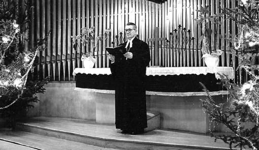 Esimesed jõulud Peetri kirikus 1955. a. Altaris on õpetaja Oskar Puhm. Koguduse arhiiv õppeaineteks olid eesti keel, Eesti ajalugu ja maateadus.