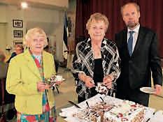 Leida Pajur (vasakult) ja Lehta Greenbaum serveerivad emadepäeva torti koguduse liikmele Robert Hiisile. Naisringi liikmed emadepäeval.