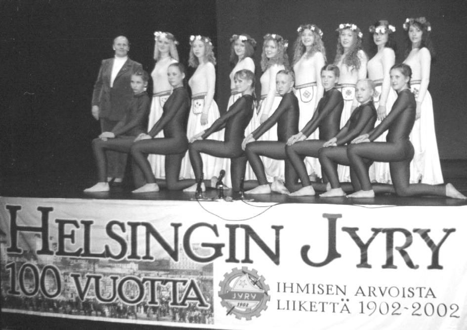 T. Haavik SPORDITÖÖ SÜG-i võimlemisneiud 2002. aastal Helsingis Savoy teatris Jyry juubelipidustustel I rida: 1. Bret Kuldsaar, 4. Egle Niitvägi, 5.