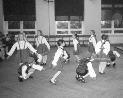 T. Lest ja D. Õun KLASSIVÄLINE TEGEVUS Rüblikute I klassi tantsulapsed 2001. aastal Noormeesteansambel Varsakabi 2005.
