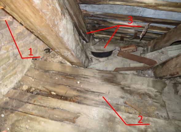 Vaade pööningul räästa suunas (õmbluskalssi kohal olev, all kahjustused vt. Foto nr.2) 1- Roovitis seina ääres on ära vajunud.