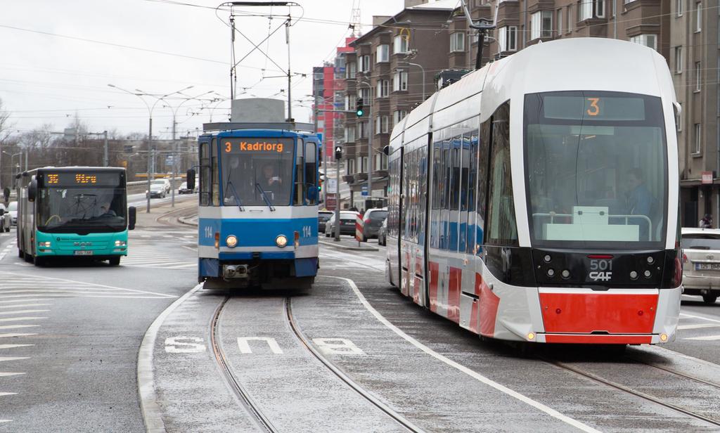 Tallinna linn soetab igal aastal uut veeremit, et tagada ühistransporditeenuse kõrge kvaliteet. 500 bussist on Tallinnas 95 EEV bussi, 102 EURO 6 bussi, 24 hübriidbussi ja 9 CNG bussi (joonis 4).