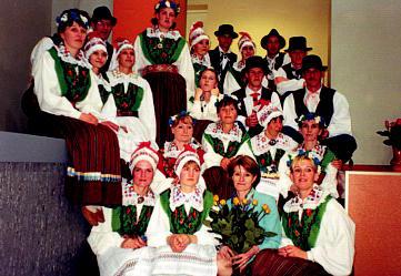 aastapäeva kevadkontsert Uulus 2004 Osalemine XVII Üldtantsupeol Ülejalale omistati ainsana Pärnumaal kõrgem kategooria (18-le rühmale 182-st), mis antakse 5 aastaks