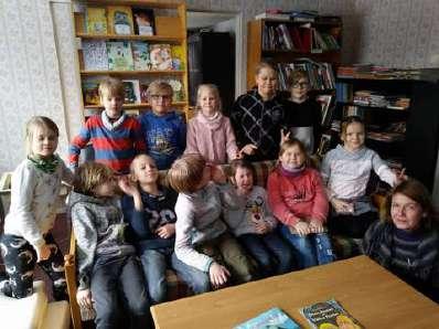 12 Metsküla kooli leht Veebruar 2018 Eesti Vabariik 100. Me käisime 2.-4. klassiga Metsküla raamatukogus. Meile luges raamatukoguhoidja Tiina kaks raamatut ette.