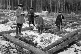 16 Esimesed eestlastest kõrgharidusega metsaülemad Oandul Riigi metsandusorganisatsiooni loomisel kujunes üheks suuremaks takistuseks erialakaadri puudumine.