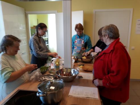 Lk 6 Paadla Kandi Seltsi tegemised 15.mail kogunesid Paadla kandi perenaised järjekordsele kokanduslikule õpitoale Kõrkküla seltsimaja kööki.
