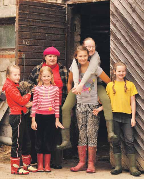 6 Tüdrukud, kelle lemmikloomadeks on lehmad Viis Mõnuste küla plikat panid ajakirjaniku tundma kui mingis paralleelreaalsuses.