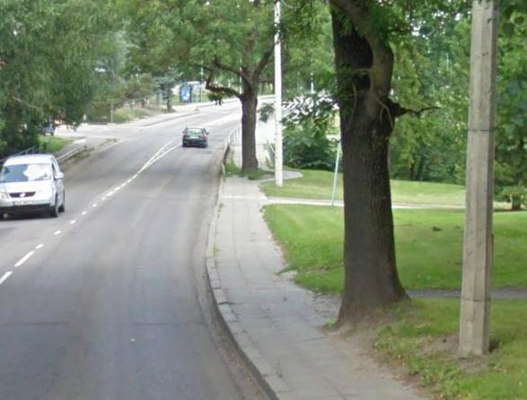 Kreutzwaldi tänava EMÜ peahoone poolne kõnnitee on kitsas - kohati vaid 80 cm, lisaks