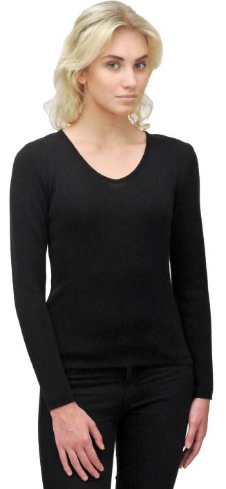 / V-, O- or turtleneck slim-lined sweater in ﬁner or coarser knitting.