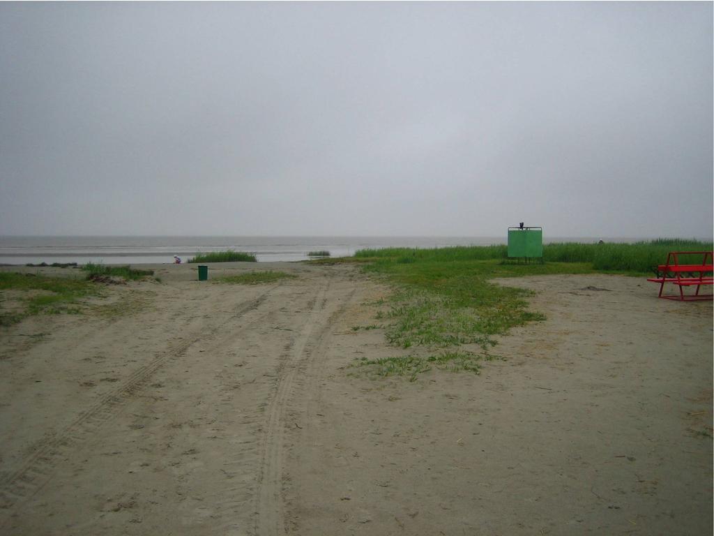 Kõigis kolmes rannaosas on olemas 1 riietuskabiin. Välikäimla asub Mai I rannaosas ca 140 m kaugusel veepiirist, tühjendamine vastavalt vajadusele.
