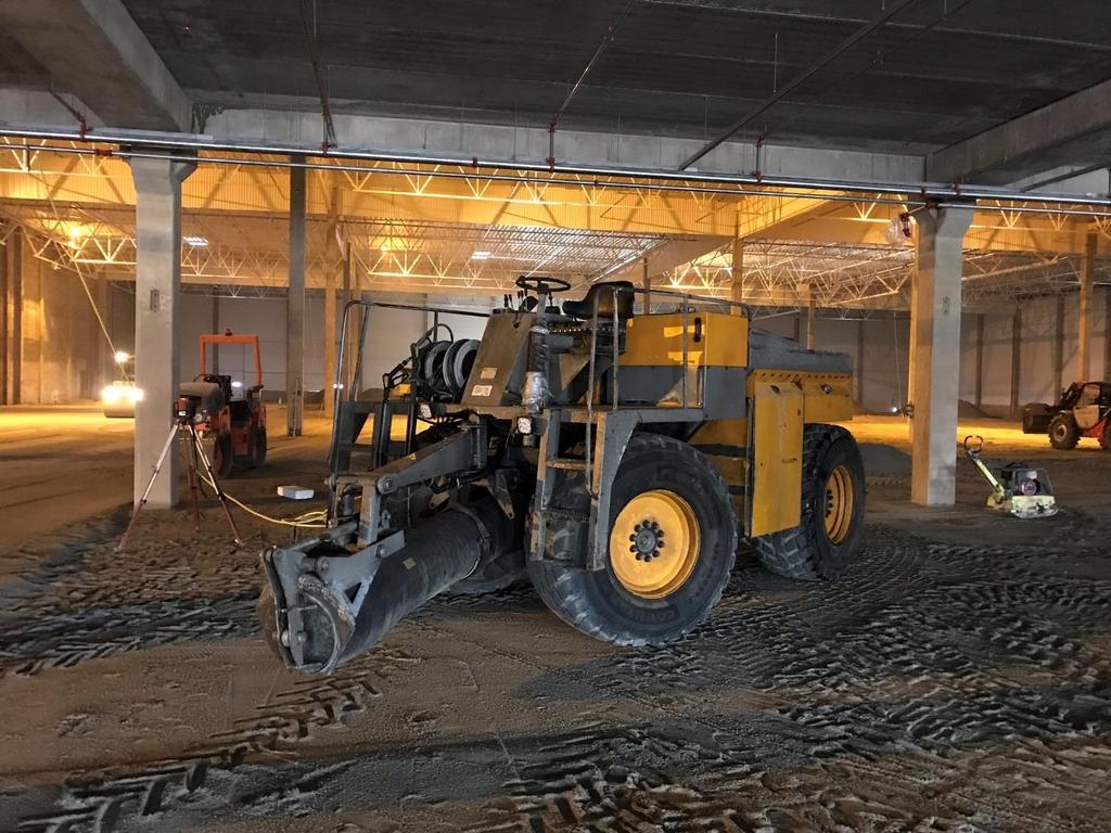 Hoones sees on betoneerimiseks kokku kolm masinat. Esimene masin on betooni dumper (Foto 3), mis võtab betoonimikserilt korraga maksimaalselt 4 m 3 betooni ning viib selle vajalikku kohta. Foto 3.