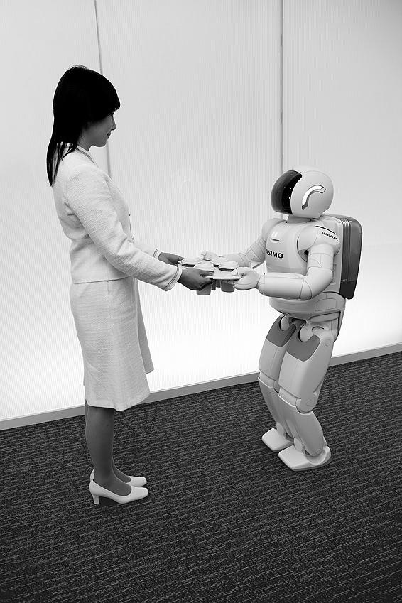 ASIMO kandikut ulatamas http://world.honda.com/asimo/ ASIMO Tallinnas näitusel Motorex 19.-23.