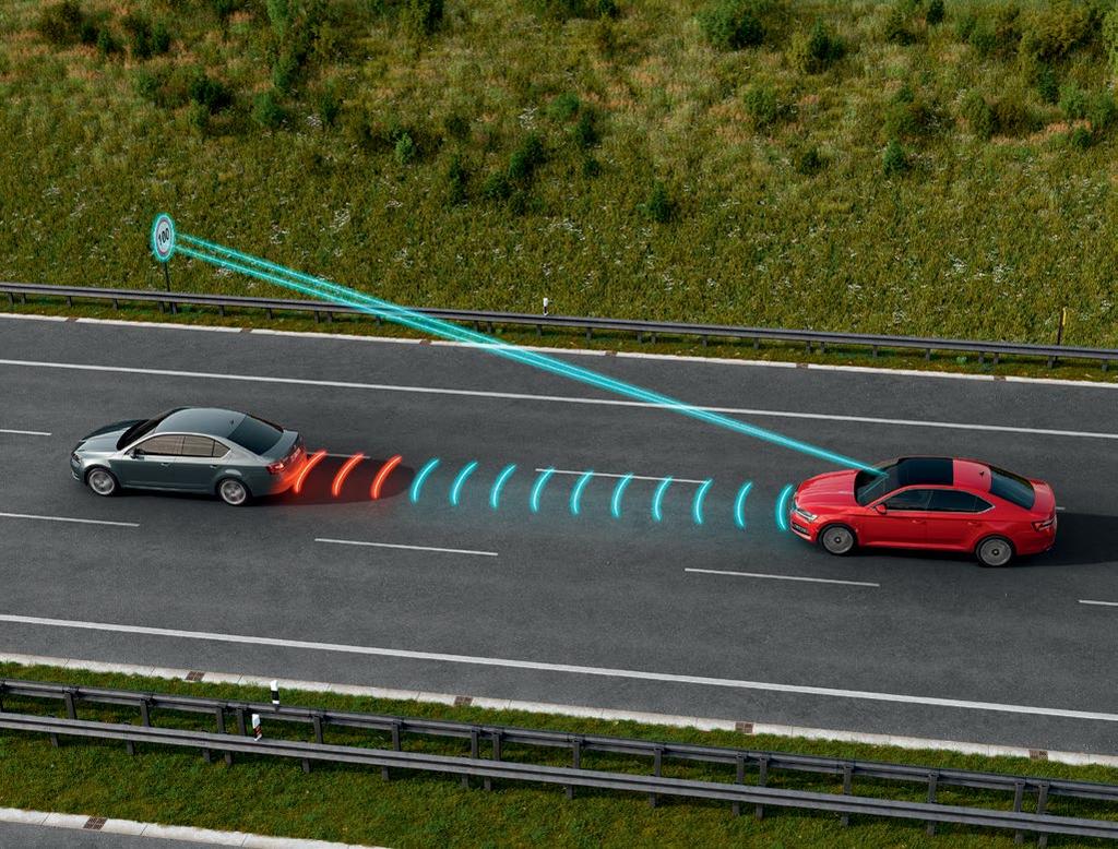 PROGNOOSIV KIIRUSHOIDIK PCC Kaamerat ja navigatsioonisüsteemi üksikasjalikke andmeid kasutades suudab prognoosiv kiirushoidik ennustada sõiduolusid järgmise 1 2 kilomeetri jooksul.