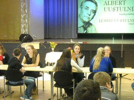 Laua taha kogunesid kohale tulnutest 10 kaheliikmelist võistkonda, kes pidid mõõtu võtma kümnes küsimuses Albert Uustulndi kohta.