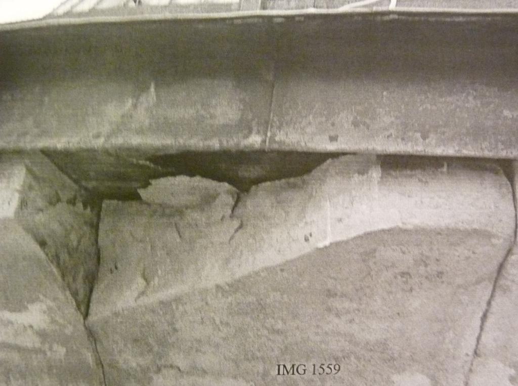 aastal kukkus lõunafassaadil peatorni karniisi ülemisest osast alla