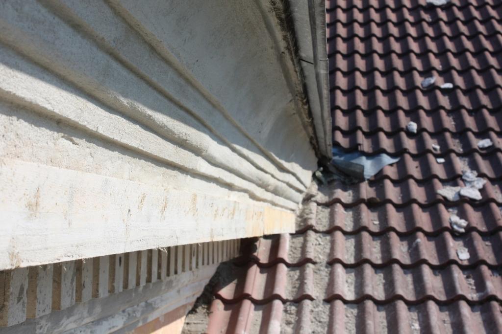 Piki neelu põhja paigaldatakse aluskatte paan (laiusega vähemalt 1 m), mille peale tuleb katuse külgede aluskatte paanide ülekate.