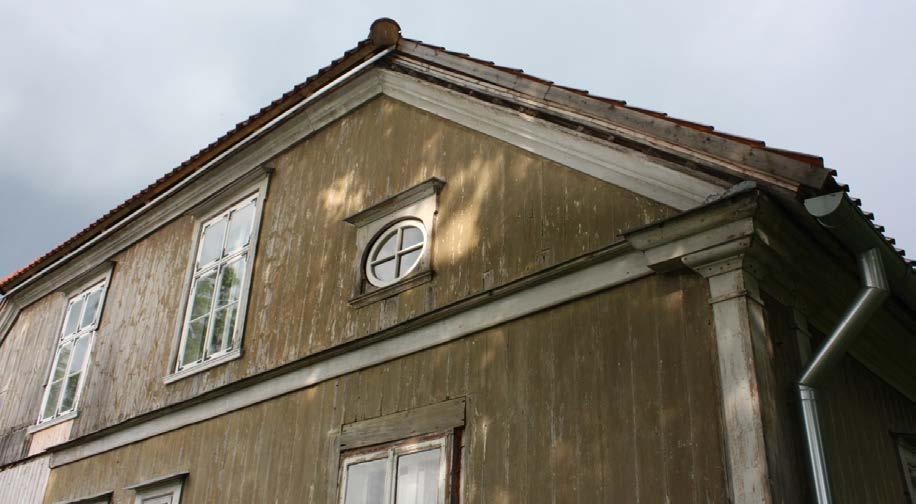 sajandi lõpus tõrvatud veesoontega laudadest katus, varsti pärast seda kaeti katus sepanaeltega kinnitatud tõrvapapist lehtedega (Sova, 2008).