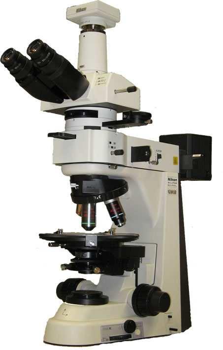 Joonis 13: Esimeses katseskeemis kasutatud mikroskoop Nikon 50i POL. Teine katseskeem Laserikiirgus viidi valgusfiibriga mikroskoopi, mis fokuseeris valguse paraterfenüüli kristallile.