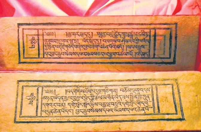 Hilisematel sajanditel budismiga vastastikuses mõjus arenenud böni usku järgib kuni kümme protsenti tiibetlastest. Budism võeti Tiibetis üle Indiast selle algupärasel kujul kahes laines 7. 13.
