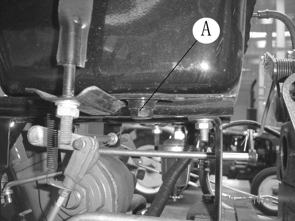 Kütusepaagi hooldus Paigutage traktor siledale horisontaalsele pinnale ja lülitage mootor välja. Tõmmake välja õli tühjendusava kork, mis asub kütusepaagi all ja tühjendage paagi põhja kogunenud sete.