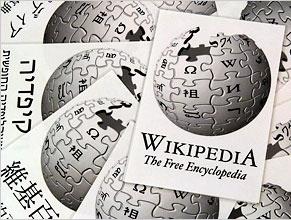 Vikipeedia algus Oma esimese tegevusaasta jooksul kasvas Vikipeedia enam kui 20 000 artiklini 18 keeles. Nupedia suleti septembris 2003 kui edutuks ostunud projekt.