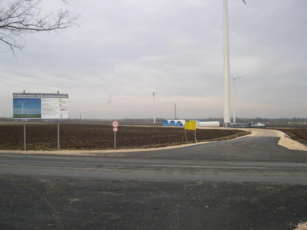 50 Foto 3. Näide (Ungari) tuulikupargi ehitamiseks vajaliku tee mahasõidust maanteelt (allikas: Iberdrola). Tuulikute montaažiplatsid rajatakse vastavalt seal tehtavate tööde vajadustele.