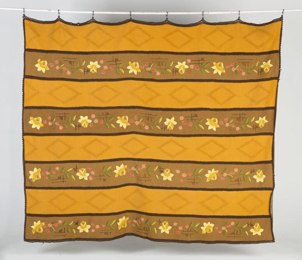 3. ERM HM E164 Tuniistehnikas vooditekk koosneb neljast sinepikollasest karakullnuppudega ja neljast pruunist pealetikitud lilledega ribast, ühendatud tumepruuni