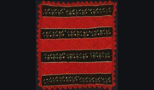 KARKSI KHK 9. ERM A 642:149 Vaip, vooditekk. Villane, heegeldatud punasest ja mustast lõngast, kaunistatud värviliste villasest lõngast tikandiga.
