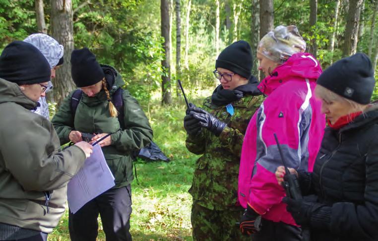 Kersti Kruus õpetab metsalaagris osalejatele kateloki tööpõhimõtet. 2018.