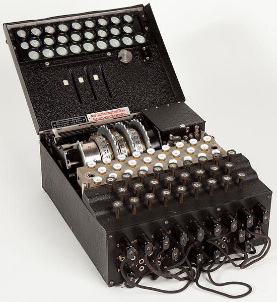 Enigma Teise maailmasõja ajal oli sakslaste Enigma kodeerimismasina murdmine väga oluline samm, mis lubas liitlastel lugeda Saksa sõjaväe teateid.