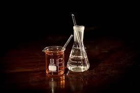 Alkeemik Alkeemialaboris on hulk erinevaid kemikaale. Alkeemik tahab need kahekaupa omavahel kokku segada, et alles jääks vaid üks kemikaal.