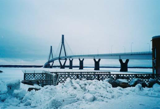 SEPTEMBER 2004 Süsteem on Soomes esimene omataoline. Samalaadsed süsteemid on kasutusel muu hulgas Norras, Põhja-Ameerikas ja Kesk-Euroopas. Sillal on kaks Vaisala andurit ja teeilmajaam.
