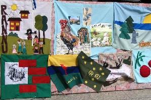nr 5, (29) juuni 2004 ASERI PIDAS VALLA PÄEVI Külad esitlesid valla päevadel oma vastseid lippe. Mai viimasel nädalavahetusel toimusid Aseris kaheksandad valla päevad. Savipäeva peeti 6. korda.