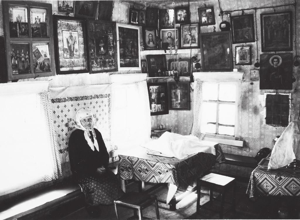 Allikad ja uurimislugu 11 Foto 1. Jevgenia Karmanova (s 1909) oma majas pühasenurgas istumas. Kulömdini rajoon, Võlgorti küla. Foto Aldo Luud 1989. ERM Fk 2327: 130.