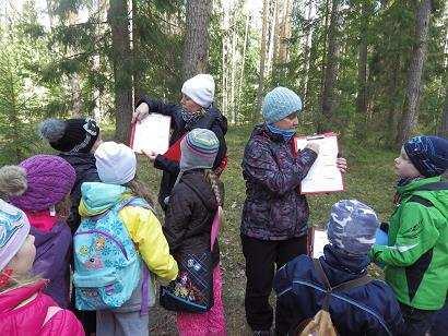 külastati Jääaja Keskust ja loodusteadmisi saadi ka Alatskivi looduskeskusest. Toimunud kaheksast õppekäigust tehti lasteaias kokkuvõtted.