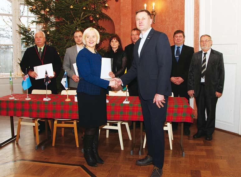 veebruar 1992 kinnitati tema omavalitsuslik staatus ning Polli vald astus omavalitsusliku haldusüksuse õigustesse on alla kirjutanud Eesti Vabariigi Ülemnõukogu esimees Arnold Rüütel.