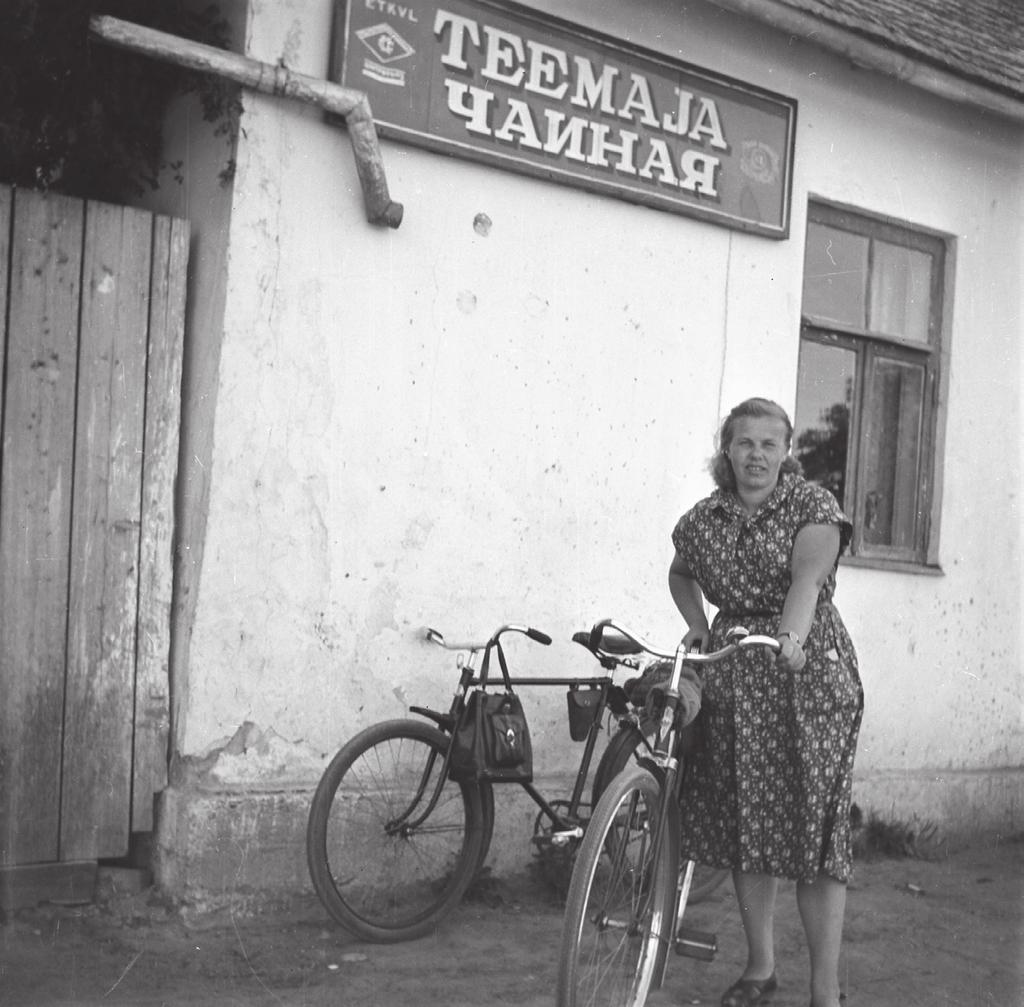 Loreida Raudsep Iisaku teemaja ees. Foto: Helgi Kihno, 1955 (KKI, Foto 441).