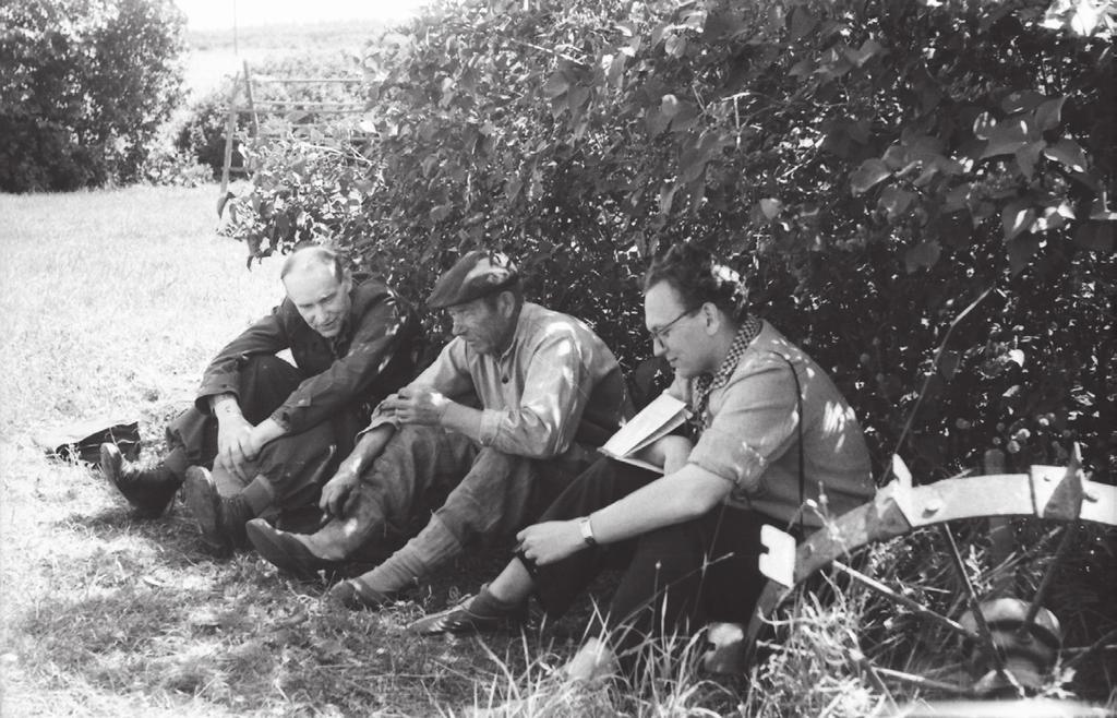 Richard Viidalepp ja Ülo Tedre küsitlemas Tudulinnas 1956. aastal. Foto: Richard Viidalepp (KKI, Foto 191).