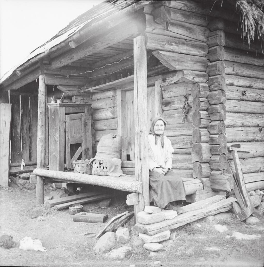 Sootaga külas oma aidatrepil istub Loviisa Mahmastol, poluverniku päritolu, ümbruskonnas tunnustatud ravitseja, suurepärane jutustaja ja laulja. Foto: Helgi Kihno, 1957 (KKI, Foto 1108).