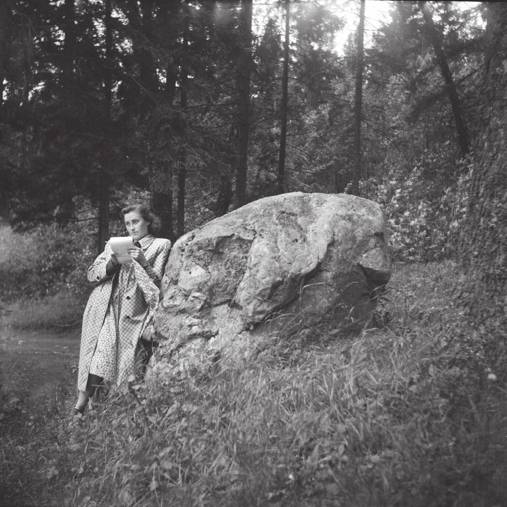 Rahvaluulekoguja Anita Riis Porkuni järve kaldal Porkunit kirjeldamas. Kaie-allika ligidal asuvat suurt kivi on oletatud Kalevipoja kiviks teateid sellest ei leidnud.