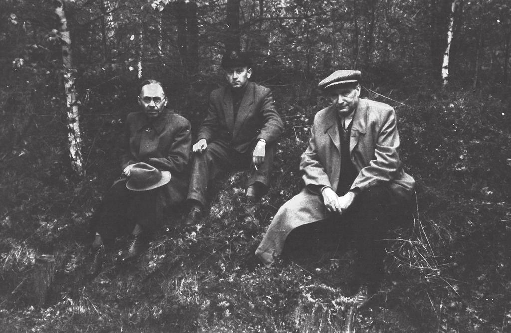 Peipsi lähistel Kalevipoja haual koos August Annistiga. Foto: Richard Viidalepp, 1959 (KKI, Foto 759). ekspeditsioon Alutagusele RKM ROga ära jääb.