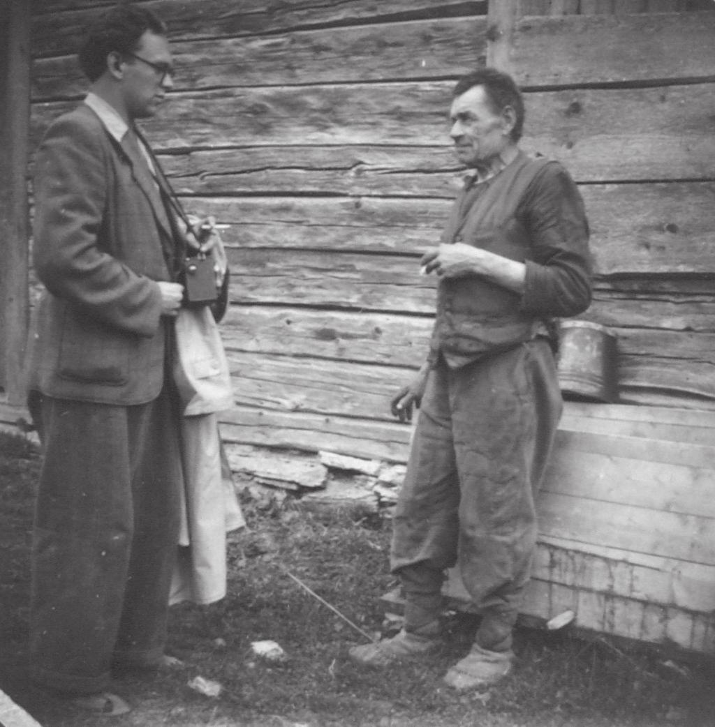 Jüri Veski Märjamaa kolhoosist vestlemas Ülo Tedrega. Foto: Loreida Raudsep, 1950 (EKRK I 1, 441 (9)).