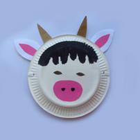 5+ LEHMAMASK Vahendid: papptaldrikud, värvilised paberid (roosa, must, pruun), naaskel, kummipael, ettevalmistatud šabloonid lehma kõrvade, nina ja sarvede joonistamiseks.