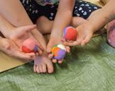 muna teist värvi plastiliiniga (lapsed valivad värvid ise).