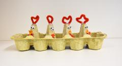 Kukk ja kana 1 Lõigake munakarbi nurkadest välja kana- ja kuketoorikud 1 Soovi korral värvivad lapsed tooriku näiteks kollaseks ja lasevad sel kuivada 1 Lapsed lõikavad punasest paksemast