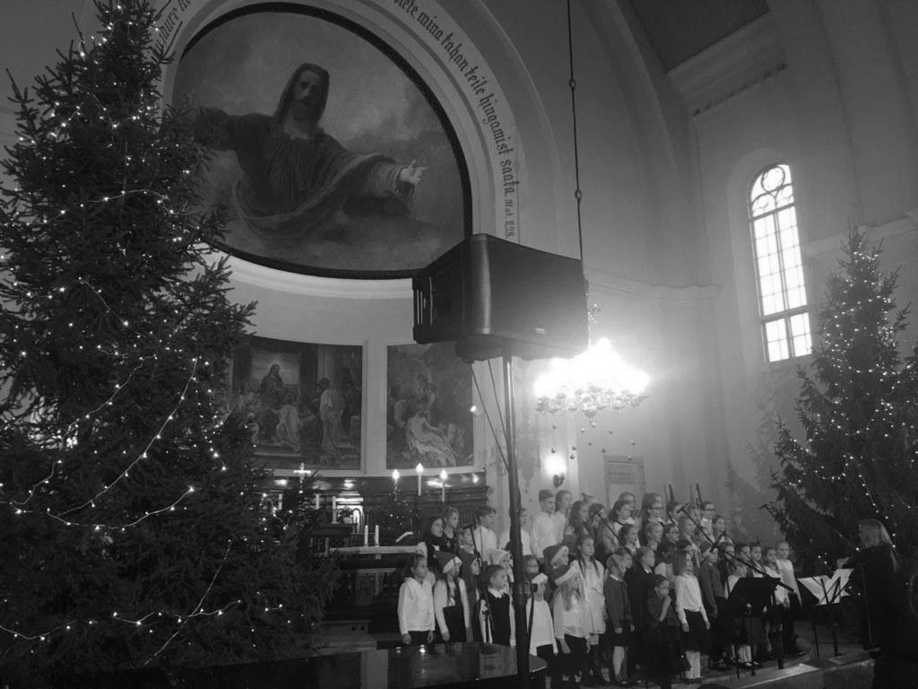 ÜRITUSED, KOOMIKS 19 Piparkoogilõhnalised jõulud Mari-Liis Mets Igal aastal on detsembrikuus koolimajas mõnus jõulumeeleolu. Vahvaid üritusi ja ilusaid hetki jätkus ka sel aastal igasse päeva.