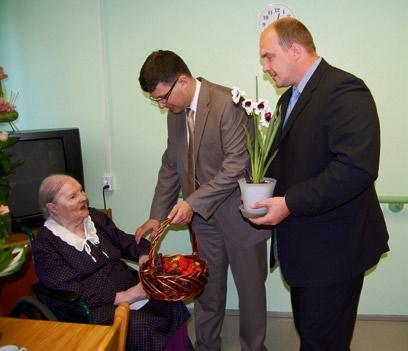 SOTSIAALHOOLEKANNE 7 Kristiine vanim elanik on 104- aastane Kristiine linnaosas õnnitleti proua Ksenja Kangurit, kes 4. juunil sai 104-aastaseks.