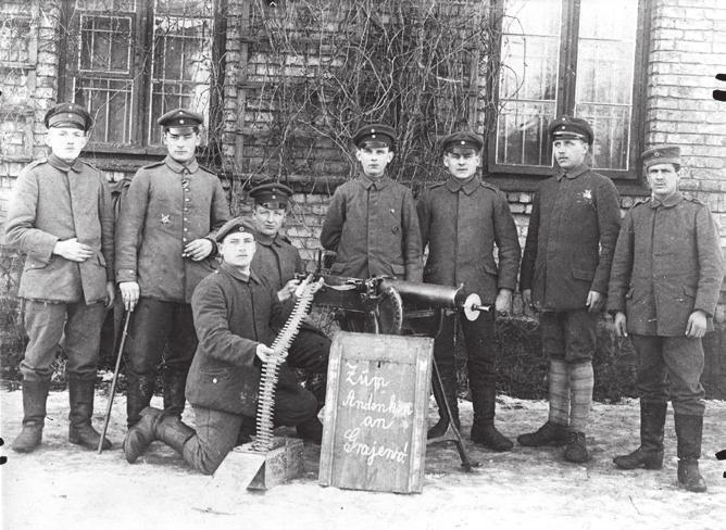 Võideldes kotka ja lõvi varjus: saksid ja württemberglased Saksa armees 1914 1918 19 Saksa 8. armee ühe üksuse kuulipildujajagu koos oma MG 08 kuulipildujaga Vene-Poolas Grajewos 1914. a novembris.