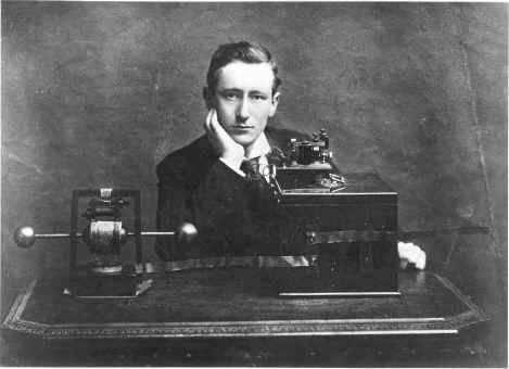 VIII 10/12 Sir Oliver Joseph Lodge (lodž) (1851-1940) kasutades saatjana Hertzi vibraatorit sooritas ta 1894. a. 14. augustil esimese eduka raadio ühenduse edastades morse signaali.